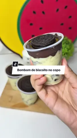 Aqui somos apaixonados por sobremesa no copo, e hoje resolvir fazer um pavê de biscoito no copinho 🤤 Ficou um absurdo de bom, façam😍🤤 @Daniel e Vanessa😋  #doces #bombom #morango #marido #receita 