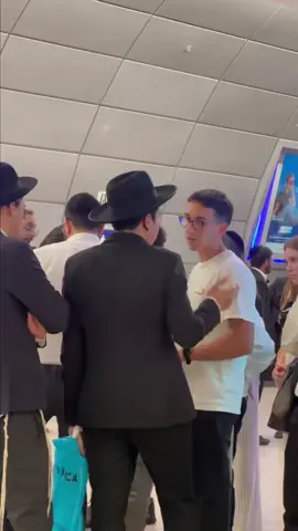 בזמן שבירושלים התקיימה מחאה של הציבור החרדי נגד השתלבות בצבא . אנחנו , נוער שעומד להתגייס ולשרת, הרגשנו שחשוב להיות שם. לא כדי להתעמת, אלא כדי להקשיב. בתוך הרעש, הכותרות והתקשורת שמפלגת , בחרנו לדבר. פנים מול פנים, אחד על אחד, מבט בעיניים, שיחה אמיתית בין צעירים שאכפת להם מהמדינה. גילינו שגם כשיש חילוקי דעות עמוקים, אפשר למצוא מקום לשיח, להבנה, ולתקווה. אנחנו מאמינים שדווקא מהמפגש הזה בין אלו שעתידים לשרת לאלה שרואים דרך אחרת לתרום יכולה לצמוח דרך משותפת לעתיד טוב יותר למדינת ישראל. זה לא קל, אבל זו הדרך היחידה.#קולהגיוס #מלשבים #שיוויוןבנטל #חוקהגיוס 