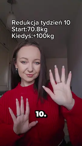 Waga stoi? Spokojnie. To nie znak od wszechświata, że wszystko pies ebał, masz uciąć kalorie i żyć na  sałacie. Na spadki wagi patrzymy długoterminowo, nie z dnia na dzień. Jeśli przez miesiąc nic się nie zmienia - wtedy warto usiąść i przeanalizować plan: czy coś się nie rozjechało, czy nie wkradły się małe błędy, albo czy po prostu ciało nie potrzebuje chwili odpoczynku, bo redukcja jest zbyt długa. TAK, W REDUKCJI ROBIMY PO PEWNYM CZASIE PRZERWY. Redukcja to proces - czasem szybki, czasem uparty, ale zawsze wymagający spokoju i konsekwencji. A przede wszystkim cierpliwości. Jak tam u Was leci? Buziaki w pupciaki!💞 #redukcja #odchudzaniebezspiny #cojem #dieta #trwałezmiany 