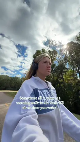 Favorite part of my days are when I’m walking & this fall weather is making it 10x better 😻🤎🍂 #fall #walk #health 