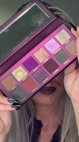 This fall eyeshafow is so pretty from this eyeshadow palette 😍