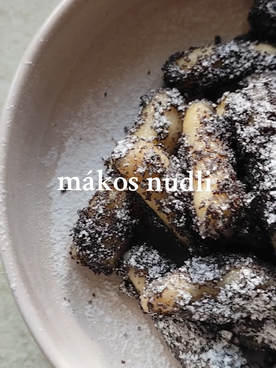 Ezt a nudlit nem a tojás tartja össze, hanem a szeretet 🤪🥔 ⬇️ HOZZÁVALÓK ⬇️ 500g krumpli kb. 200g liszt csipet só 1-2ek vaj/olaj A krumplit megfőzöm, áttöröm, lehűtöm. Hozzáadok annyi lisztet, amennyit épp felvesz, mehet hozzá egy nagyobb csipet só is, majd összeállítom. Rudat formázok belőle, kisebb darabokra vágom, sodrom, majd kifőzöm. Ha feljöttek a víz tetejére, még 1-2 percig főzöm. Ha leszűrtem, átforgatom egy kis olvasztott vajjal vagy olajjal és meghempergetem mákban vagy dióban. 🥔A legtöbb idő az egészben a krumpli megfőzése és lehűtése, úgyhogy ha tehetem, már előző este megfőzöm, áttöröm, és a hűtőben lefedve várja hogy másnap nudli legyen belőle..persze egy kis vizet engedhet, azt kiöntjük alóla, de a hideg krumpli kevesebb lisztet vesz fel és jobb állagú lesz a végeredmény, mintha szobahőmérsékletű krumplival dolgoznék 💡Nem szabad túlgyúrni, mert ragacsos lehet 👩🏽‍🍳Nem is gyöngyöző, de nem is lobogó vízben főzöm ki, nekem ez vált be a legjobban, a gyöngyöző víznél nehezebben jönnek fel a víz tetejére Jó nudlizást 🤍 #nudli #mák #mutimiteszel #desszert 