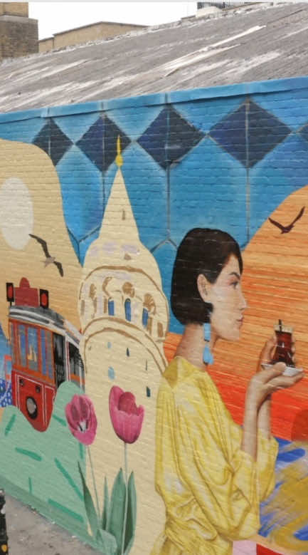 Bringing the İstanbul vibe to the heart of London. 🎨 Icons, patterns, and moments inspired by İstanbul’s culture, from the Galata Tower to the aroma of Turkish coffee, come alive through bold colours and dynamic rhythm. The mural, created by Josephine Hicks (Hixxy), will be on display at 75 Hanbury Street, Shoreditch, for the next two months. 🎥Tripadvisor  #GoTürkiye #Goİstanbul #İstanbulisthenewcool #istanbul