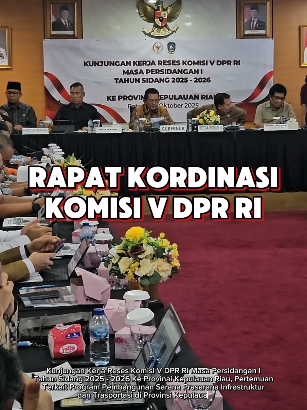 Komisi V DPR RI telah sukses melaksanakan Rapat Koordinasi dengan mitra kerja terkait mengenai Program Pembangunan Sarana Prasarana Infrastruktur dan Transportasi di Provinsi Kepulauan Riau. ​Rapat ini menjadi forum strategis untuk mensinkronkan langkah dan anggaran antara Pemerintah Pusat dan Pemerintah Daerah dalam mewujudkan konektivitas yang unggul di wilayah kepulauan. Fokus utama pembahasan meliputi: ​Percepatan pembangunan infrastruktur strategis, termasuk kelanjutan proyek-proyek vital seperti  pembangunan/pemeliharaan jalan nasional, pelabuhan dan lain lain nya ​Peningkatan kualitas dan keamanan sarana transportasi laut dan udara untuk melayani mobilitas masyarakat dan distribusi logistik di gugusan pulau. ​Evaluasi program kerja yang telah dan akan dilaksanakan oleh Kementerian/Lembaga terkait. ​Komisi V DPR RI berkomitmen penuh untuk mengawal realisasi program-program ini agar dapat memberikan dampak signifikan terhadap pertumbuhan ekonomi lokal, pariwisata, dan peningkatan aksesibilitas bagi seluruh warga Kepulauan Riau. Konektivitas yang kuat adalah kunci kemajuan daerah maritim. ​#KomisiVDPRRI #RapatKoordinasi #InfrastrukturKepri #KepulauanRiau #PUPR 
