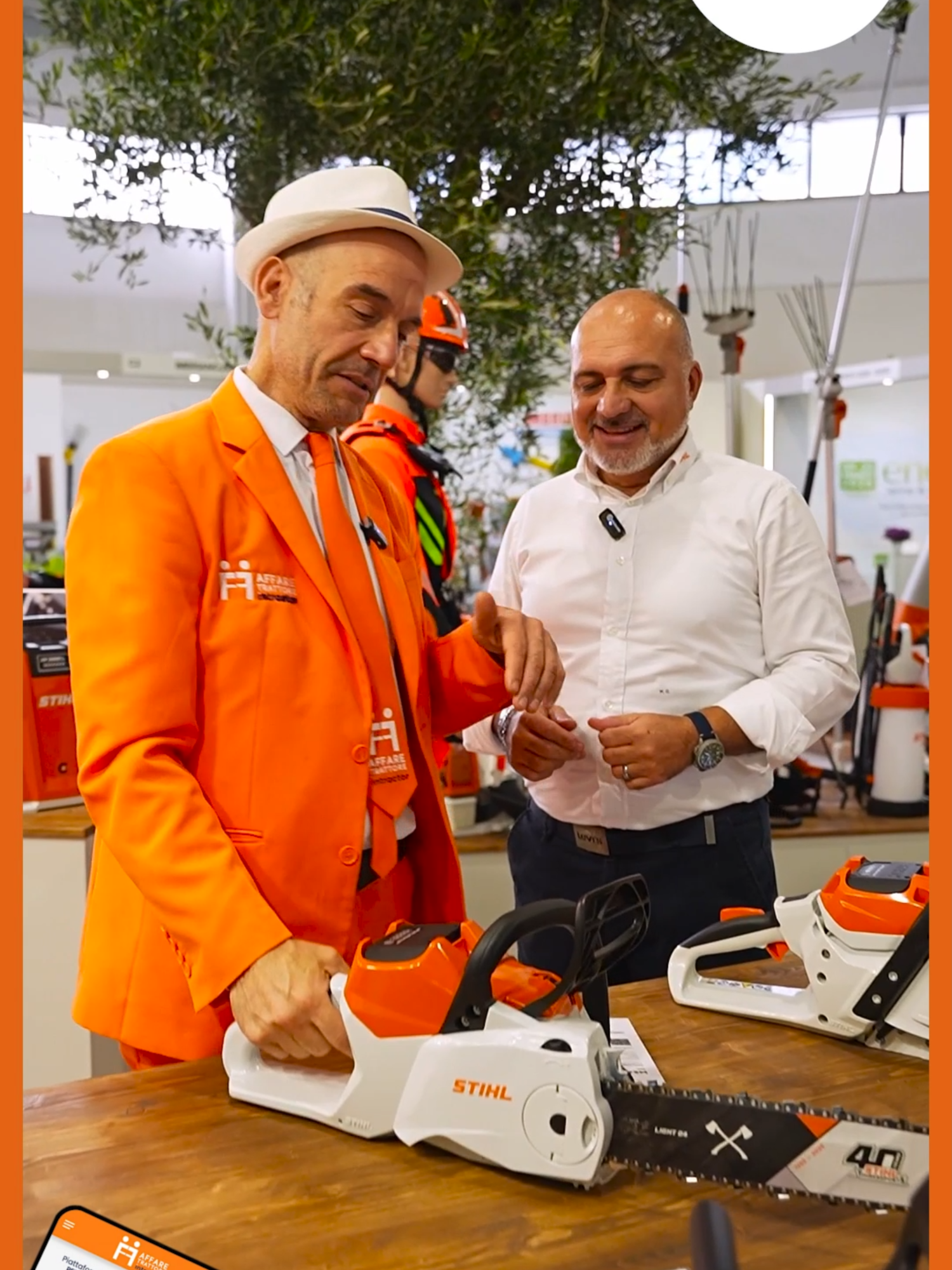 🍃 STIHL ad Agrilevante 2025 – La potenza del silenzio e l’evoluzione del lavoro nel verde 🎥 Seconda parte dell’intervista con Massimo Gallo, Amministratore Delegato di STIHL Italia 👉 In questo spazio vediamo anche i soffiatori STIHL, disponibili sia a scoppio ⛽ che a batteria 🔋. Oggi le prestazioni sono praticamente equivalenti: la vera differenza sta nella scelta dell’utilizzatore. Per chi lavora in contesti sensibili al rumore – il soffiatore a batteria è la scelta ideale: più silenzioso, pulito e comodo. Sul peso ⚖️? Siamo ormai allo stesso livello. 🌿 Molto importanti anche gli abbacchiatori STIHL, disponibili sia a scoppio che a batteria. Qui la differenza si sente davvero: le versioni a batteria sono più leggere e bilanciate, ideali per chi lavora nei campi tutto il giorno 🌾. 🧡 E poi arriviamo al cuore pulsante di STIHL: la motosega. STIHL è azienda n.1 al mondo nella vendita di motoseghe dal 1971 ad oggi — un primato 💪. Nel 2026 festeggeremo 100 anni di storia, un traguardo che parla di passione, innovazione e affidabilità senza tempo. 🎉 Oggi abbiamo anche motoseghe a batteria che raggiungono le stesse prestazioni dei modelli a scoppio. L’unico limite? ⏱️ L’autonomia della batteria: per chi lavora nei boschi o effettua abbattimenti professionali, servono più batterie per coprire una giornata di lavoro. Ma ormai, per hobbisti e professionisti del verde, le macchine a batteria sono completamente sdoganate: potenti, silenziose e sostenibili. 🌳🔋 🙏 Grazie a STIHL e a Massimo Gallo per averci accompagnato in questo viaggio tra innovazione e tradizione. #stihl #Agrilevante2025 #STIHLItalia #InnovazioneVerde #MotosegheSTIHL #SoffiatoriSTIHL #AbbacchiatoriSTIHL #BatteriaPower #GreenTechnology #PassioneVerde #OutdoorPower #STIHLExperience #stihltimbersports @peppefonzo