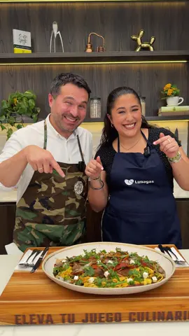 FETTUCCINE A LA HUANCAÍNA, junto a Ximena, ganadora del concurso de @limagasoficial 😊 Gracias Ximena por venir a cocinar conmigo, lo disfruté mucho 🙌 Ingredientes:  Salteado: 420 g lomo fino 300 g cebolla roja 200 g tomate 2 und ajíes amarillos 40 g cebolla china c/n aceite vegetal 80 g premix 300 g fettuccine cocido 480 g base de lomo saltado c/n pimienta negra 40 g culantro Premix: 300 g sillao 100 g salsa de ostión 100 g vinagre blanco Base de lomo saltado: 50 g aceite vegetal 400 g cebolla roja 50 g ají amarillo 200 g tomate 20 g cebolla china parte blanca 10 g kion 100 g premix salteado 1 lt fondo oscuro de res 13 g culantro 20 g maicena (30 agua diluido) Salsa huancaína: 12 g galleta soda 250 g leche evaporada 180 g queso fresco 356 ají amarillo limpio 56 g ajo pelado c/n sal #publicidad #peruvianfood #recetas #recetasfaciles 