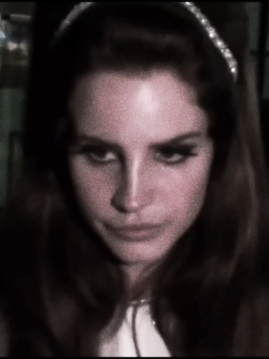 this interview of lana broke me into pieces 💔 #lanadelrey #lizzygrant #blackbeauty #targetaudience #fyp  