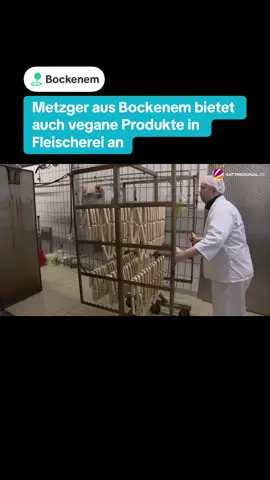 Seit über 100 Jahren gibt es die Schlachterei Bode im niedersächsischen Bockenem – ein traditionsreicher Familienbetrieb, der neue Wege geht. Fleischermeister Lars Bode hat vor sieben Jahren vegane Würstchen und Schnitzel ins Sortiment aufgenommen. Was anfangs skeptisch beäugt wurde, ist heute ein Erfolgsmodell: Die Nachfrage wächst stetig, der Umsatz ist deutlich gestiegen. #bockenem #fleischerei #vegan #innovation #niedersachsen