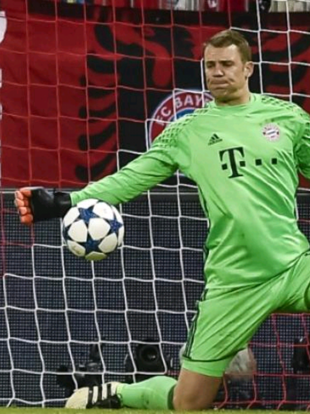Manuel Neuer 👋👋 نوير 🥶🥶 Neuer best saves with Bayern Munich 🚨🚨  #manuelneuer #bayernmunich #championsleague #bundesliga #goalkeeper 