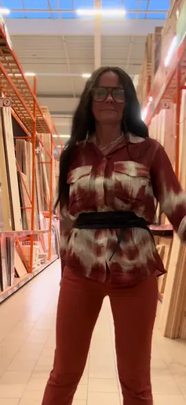 Bauhaus Impressionen im City Dress.  Ich fand mein Look passte farblich wunderbar zum Holz Gang 🤣 Wie findet Ihr den Look?  Bluse und Tasche sind verkäuflich. #style #styletips #fashion #fyp #OOTD 