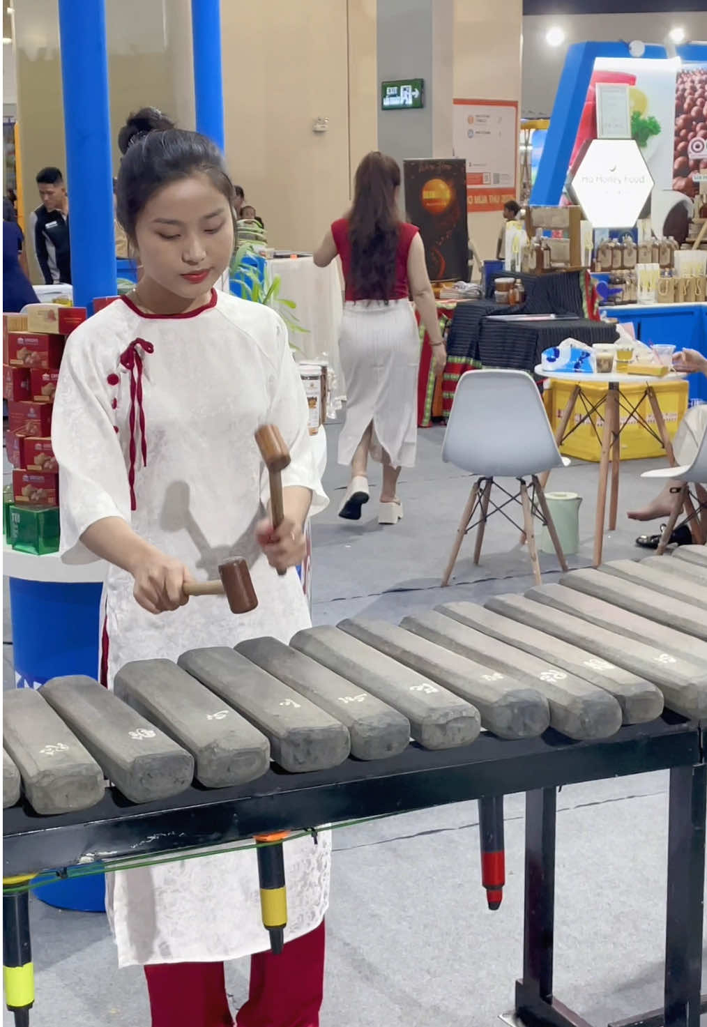 Những nốt đầu tiên ngân lên của tiếng đàn đá là mọi người sẽ biết ngay bài gì? #vec #hội_chợ_mùa_thu2025 #bơ🥑  #bơ_daklak #Pơ_Lang 