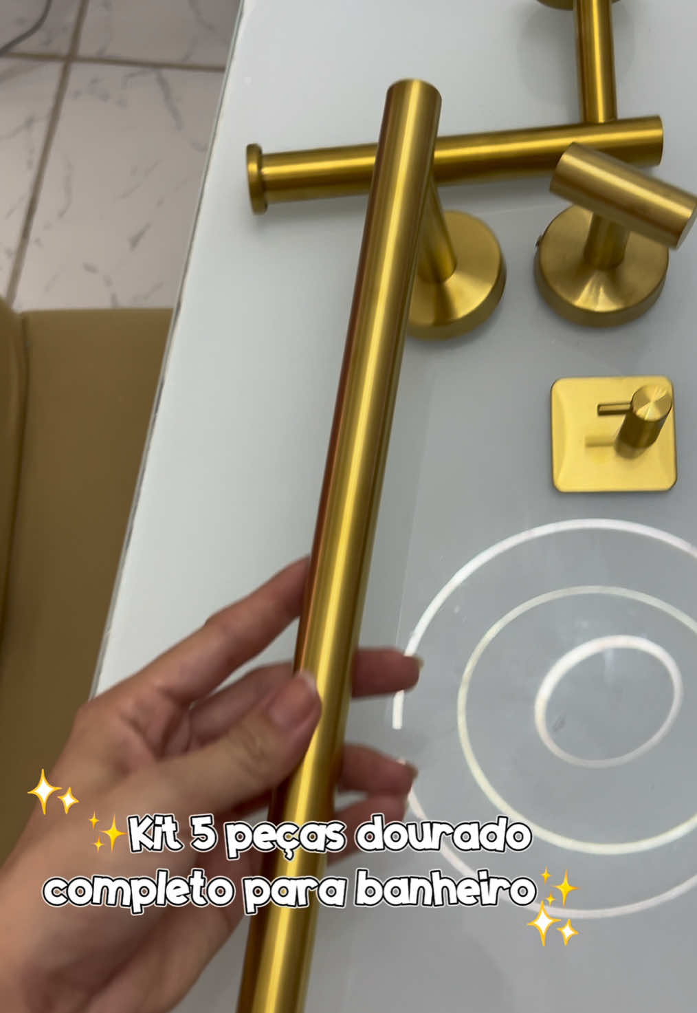 Deixe seu banheiro chique e organizado com esse kit incrível! 💛 Clica no carrinho laranja🧡 #banheiro #tiktokshop #dourado #banheirodourado 