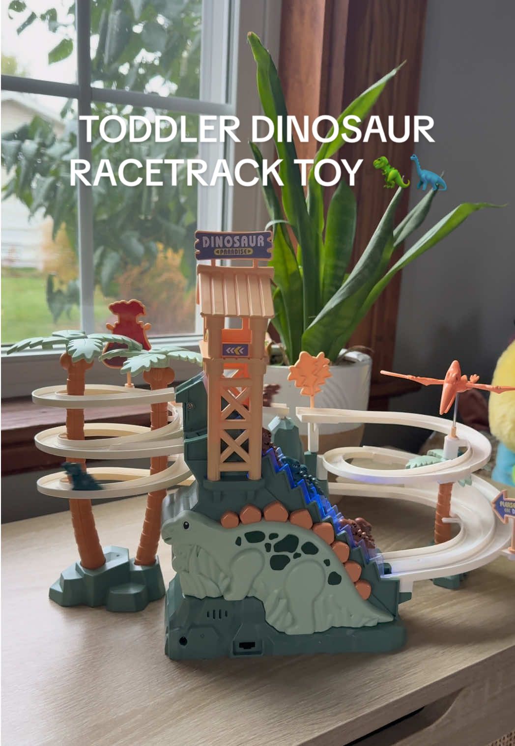 The perfect gift for your toddler! This dinosaur racetrack keeps your kid entertained 🦕🦖
