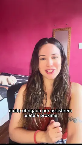 Oi! Eu sou a Heloisa Minotti, médica veterinária, e hoje eu vou te contar como entender a idade real do seu pet, e por que isso importa na alimentação. 🐾 Muita gente acha que 1 ano de cachorro equivale a 7 anos humanos, mas isso é mito. Na verdade, eles envelhecem mais rápido nos primeiros anos: com 1 ano, já têm cerca de 15 anos humanos; com 2 anos, 24; e depois disso, cada ano soma 4 a 5 anos humanos. Gatos seguem um padrão parecido: envelhecem rápido no começo e depois a progressão desacelera. Se você não sabe a idade exata do seu pet, dá pra observar dentes, olhos, pelagem e comportamento: dentes limpos e olhos brilhantes indicam juventude; tártaro, pelos brancos e olhos opacos sinalizam mais idade. E por que isso importa? Porque a alimentação precisa acompanhar o envelhecimento. Pets sêniores precisam de: 	•	Proteínas de alta qualidade, pra preservar massa muscular; 	•	Menos carboidratos, porque gastam menos energia; 	•	Mais fibras, pra ajudar na digestão; 	•	Ômega 3 e suplementos articulares, pra articulações, coração e pele. Ajustar a nutrição é uma das melhores formas de garantir que seu pet envelheça com saúde, energia e qualidade de vida.  #idadecanina #idadefelina #petsaudável #nutriçãoveterinária #raçãosenior    