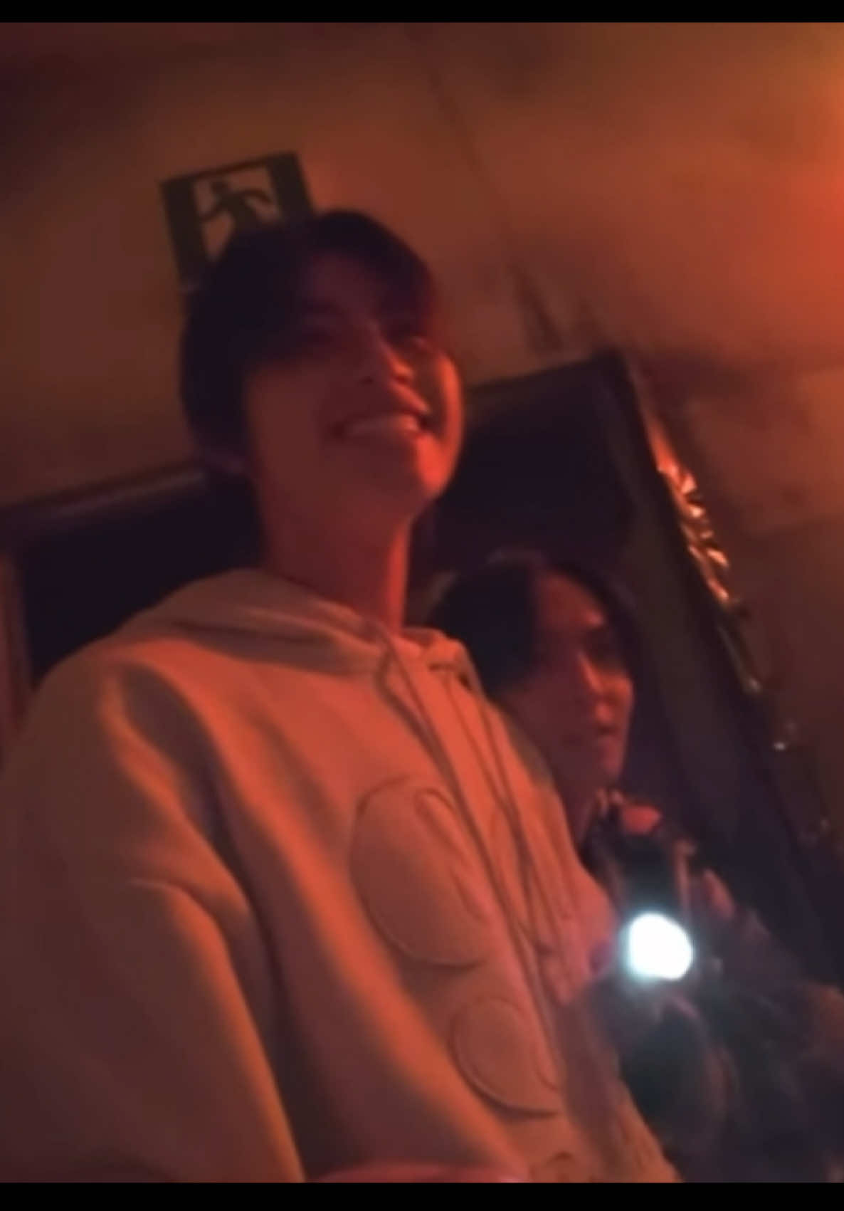 ไปเดทกานนนนน แค่สบตาของฉันแล้วเราจับมือไปด้วยกันนน🫶🏻👻 #aaper #อชิเปอร์ #AAashirakorn #COPPERdechawat #BUSSINGJAPANEP13