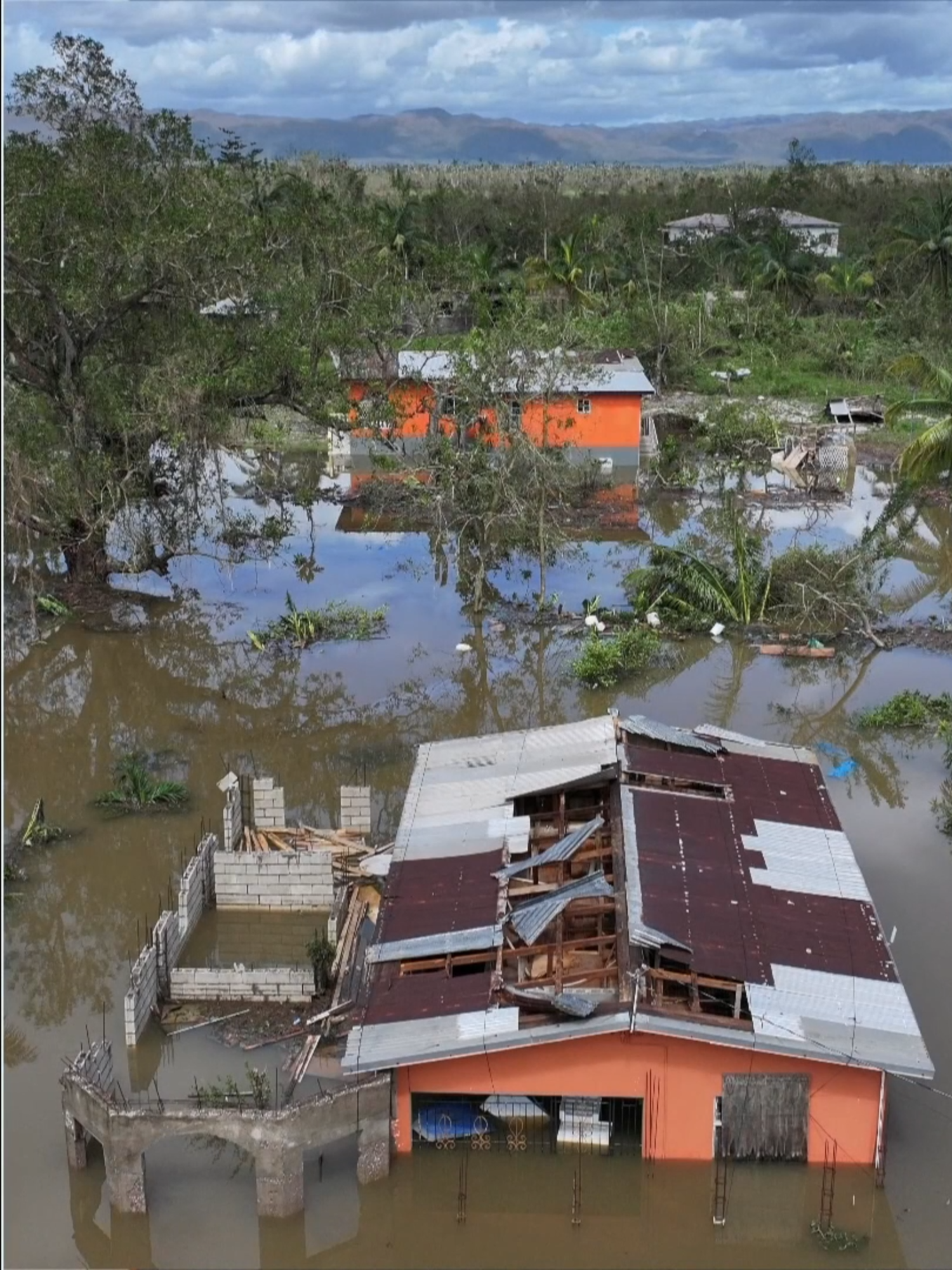 🌀 #Melissa deja al menos 30 muertos y graves daños tras su paso por el Caribe. Jamaica, Haití y República Dominicana son los países donde el huracán causó daños severos y víctimas mortales. Tras tocar tierra en Cuba con categoría 3, Melissa dejó casas bajo el agua, ríos desbordados y deslizamientos de tierra.
