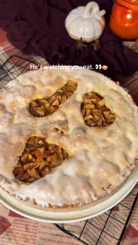 Sweet but spooky. 👻🥧  ⬇️ Rezept / Recipe 🇩🇪 Zutaten: Für den Teig: • 350 g Mehl • 175 g kalte Butter • 150 g Zucker • 1 Pck. Vanillezucker • 2 Eier • 1 Prise Salz Für die Füllung: • 5 große Äpfel • 2 EL Zucker • 2 EL Zitronensaft • 1 TL Zimt • 50 g Rosinen • 2 EL Rum Für den Guss: • 150 g Puderzucker • 3 EL Zitronensaft Zubereitung: Teig kneten & 1 h kühlen. ⅔ in eine Springform (Ø 26 cm) drücken, Apfelfüllung daraufgeben. Den restlichen Teig ausrollen, ein gruseliges Gesicht einschneiden 🎃 und als Decke auflegen. Bei 180 °C Ober-/Unterhitze 45 Minuten backen. Mit Zitronen-Zuckerguss bestreichen & abkühlen lassen. 👻🖤💀👻🖤💀👻🖤💀👻🖤💀👻 🇬🇧 Ingredients: For the dough: • 2 ¾ cups flour • ¾ cup cold butter • ¾ cup sugar • 1 tsp vanilla sugar • 2 eggs • pinch of salt For the filling: • 5 tart apples • 2 tbsp sugar • 2 tbsp lemon juice • 1 tsp cinnamon • ¼ cup raisins • 2 tbsp rum For the glaze: • 1 ¼ cups powdered sugar • 3 tbsp lemon juice Instructions: Mix dough & chill 1 h. Press ⅔ into a 26 cm (9-inch) pan, add apple filling. Roll out remaining dough, cut out a spooky face 👻 and place it on top. Bake at 350 °F (180 °C) for 45 min. Brush with lemon glaze & let cool. #ghostface #halloweenbakes #spookyseason #applepie #CapCut 