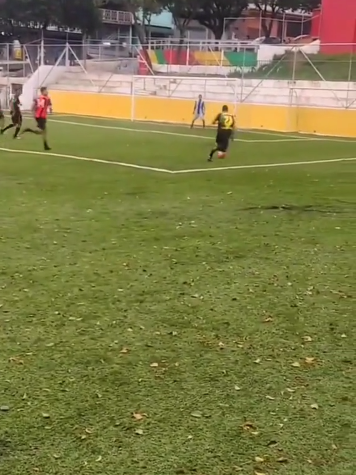 Aquele momento que você não aguenta mais correr na pelada.😑💀 🎥: coracaocorintiano1910ofc #soccerfail #futebol #futebol_raiz #futebolviral