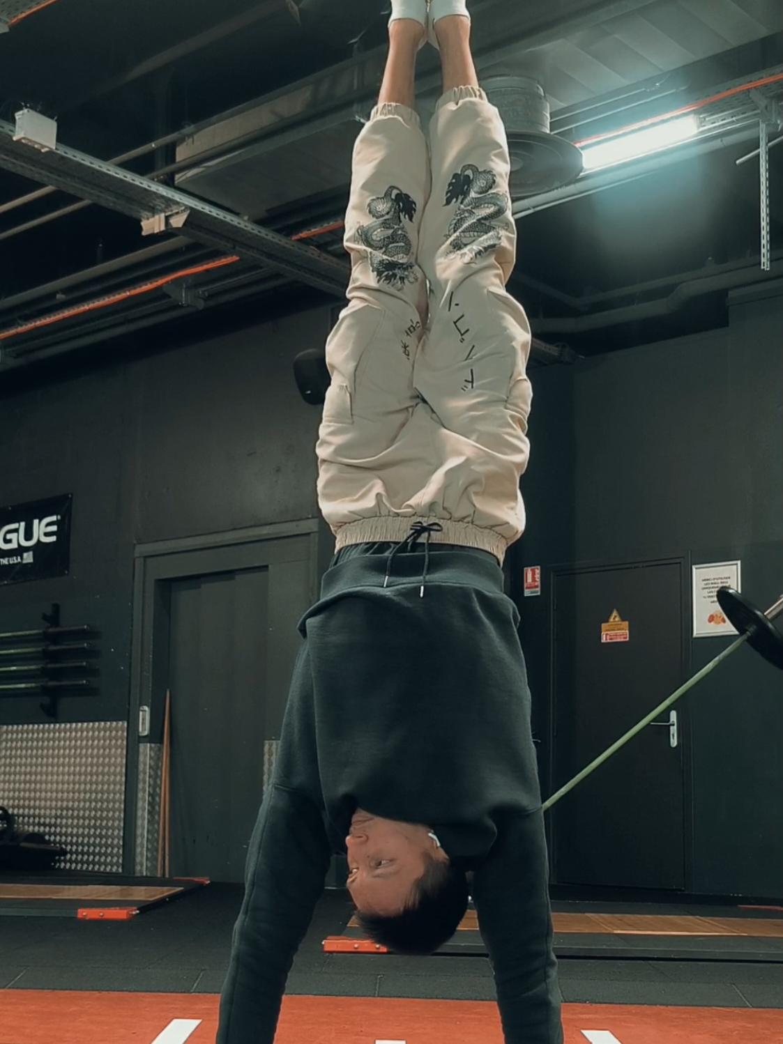 Head bang #training #calisthenics #handbalancing #streetworkout #gym 