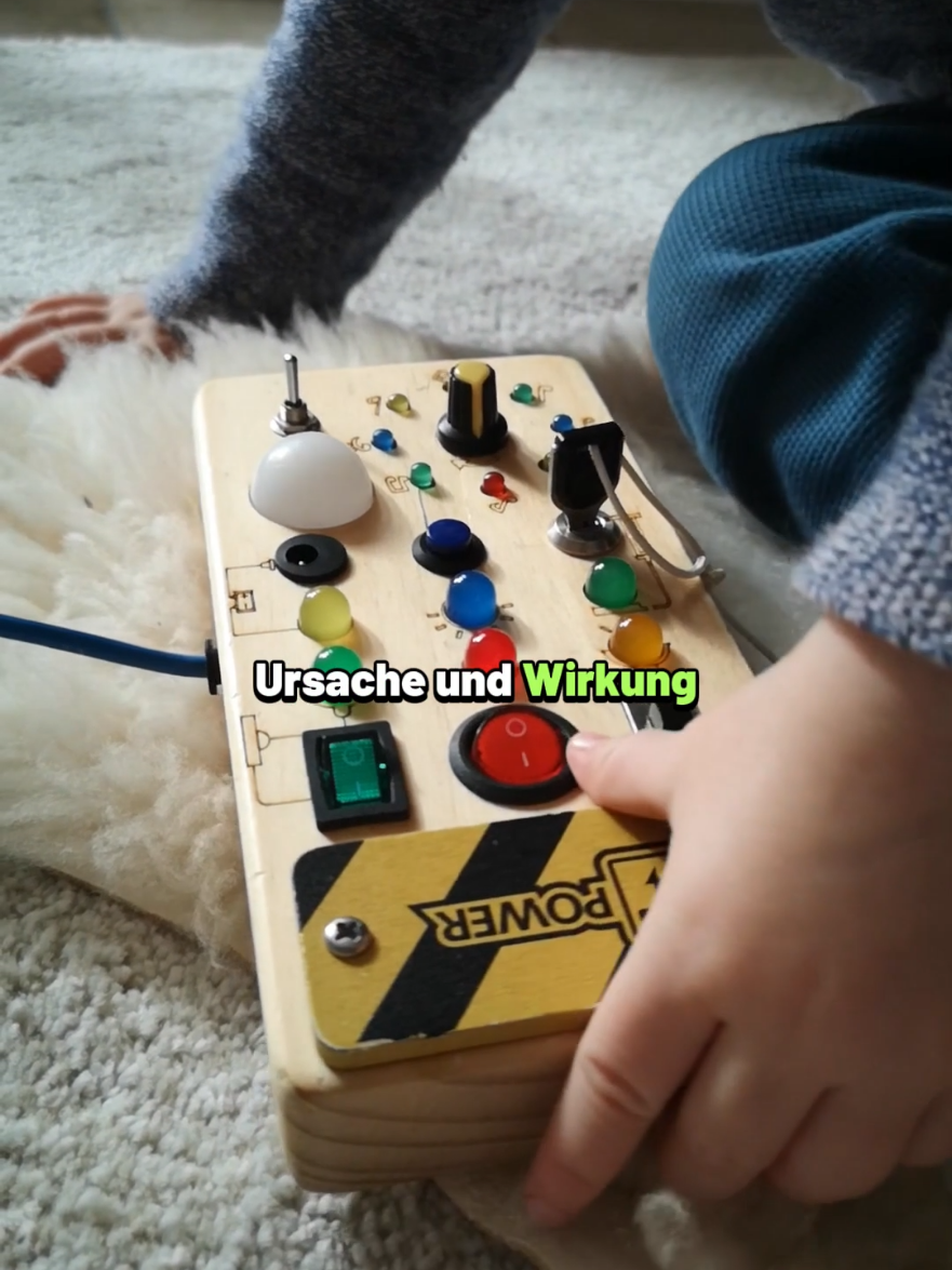 Bereit für leuchtende Kinderaugen? Das Montessori Busy Board aus Holz mit LED bringt nicht nur Spaß, sondern fördert spielerisch die Motorik, Kreativität und Konzentration deines Kindes. Entdecken, drücken, drehen – und staunen, wie kleine Entdecker die Welt begreifen! Perfekt für Kinder von 1-3 Jahren. Weniger Bildschirmzeit, mehr echtes Erleben! #busyboard #montessori #sensorik #kinder #spielzeug 
