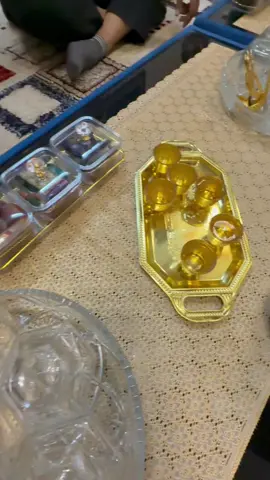 AJWA KHAJOOR OR ZAM ZAM KA PANI MHEMAN NAWAZI SUB SE BHETEREEN