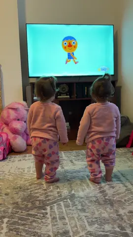 #fyp #twingirls #walkingwalking #hophophop #tiptoe