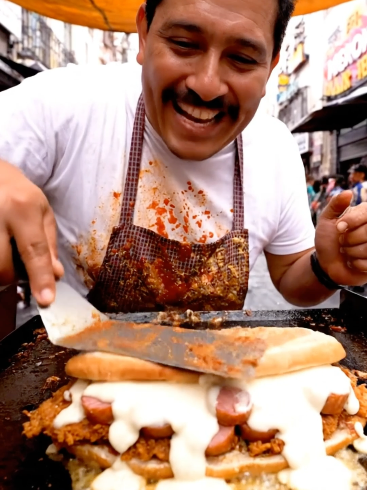 La banda ya conoce al taquero más famoso de CDMX… pero ahora llegó el rey de las tortas atascadas. 🤤🔥 Cada torta es una obra de arte callejera: queso derritiéndose, pan crujiente y un toque de barrio que no se enseña… se vive. ¿Te atreves a probar una orden de reatota bien jugosa? 🇲🇽 #tortascdmx #ordendereatota #CDMXViral #HumorMexicano #FoodPornMx