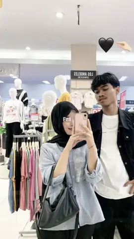 maaf mas, sampe sekarang aku masih berduka, kata mereka ‘harus ikhlas ini takdir’ terlihat sederhana tapi bagiku sulit sekali, aku berjalan pelan’ yaa mas, sesekali melihat ke belakang, sebab ditinggalkan karna kematian gaakan pernah sembuh. tapi aku selalu berusaha untuk ke titik sembuh itu mass, rasa sayangku mungkin terlalu besar ke kamu sehingga Allah cemburu melihatnya, tetap jagain aku yaa laki-laki baikkuu i always love u mas🤎🕊️🤲🏻 Alfatihah#imissyou #rindukamu #alfatihah🤲 