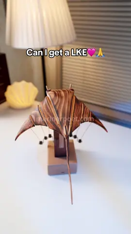 Handmade motion, born from the sea. This wooden automaton is handcrafted from North American walnut and European beech — two woods chosen for their warmth, strength, and natural beauty. Inspired by the quiet grace of ocean life, each piece turns movement into poetry, bringing calm and a touch of the sea to any space. #handmadegifts #oceanlover #roomdecor #automata #woodart 