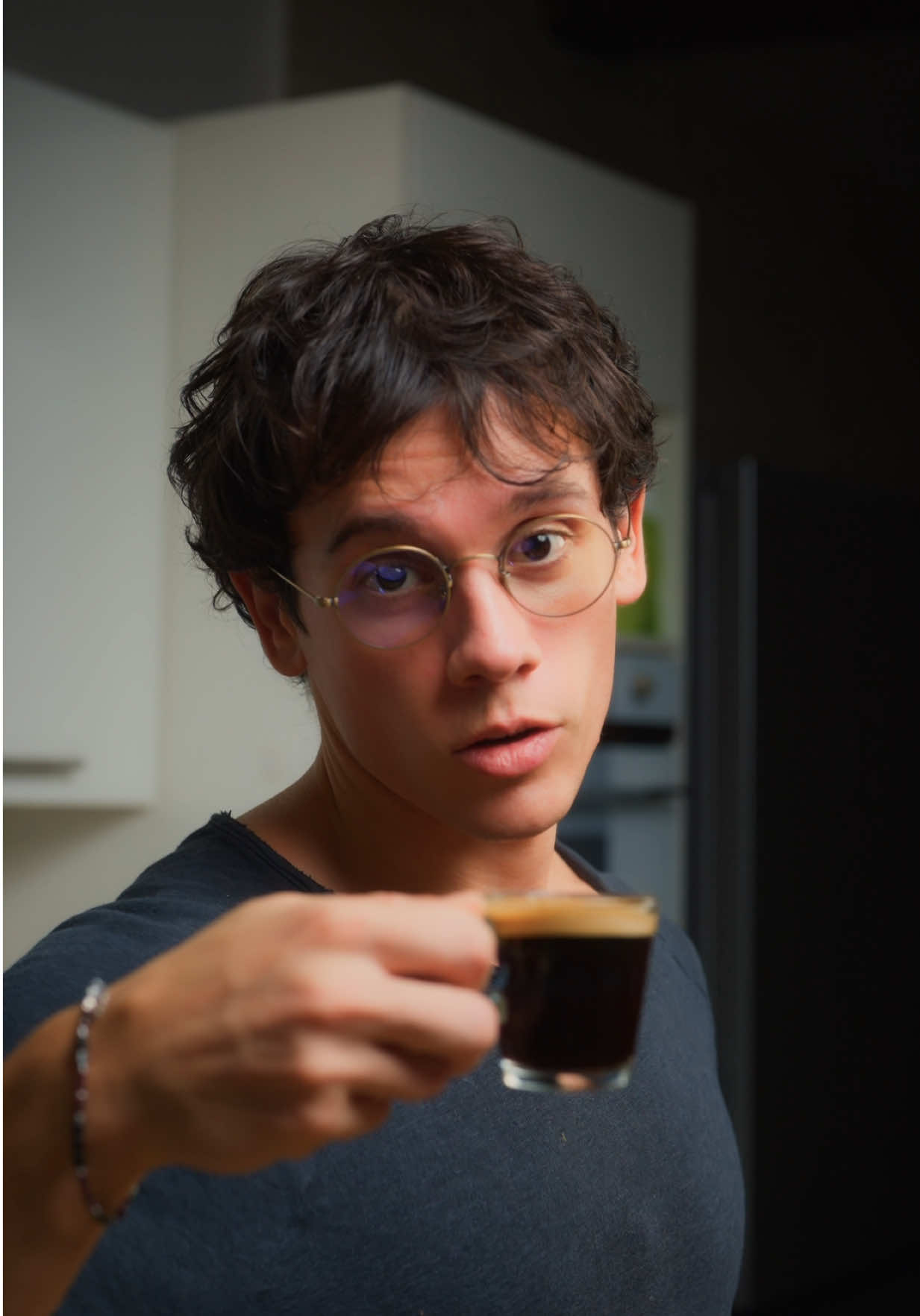 Le café, une substance très addictive à consommer avec modération ☕️ 64mg de caféine par dose 🤯 • #proteines #nutrition #recettesimple  #recettessaines #café 