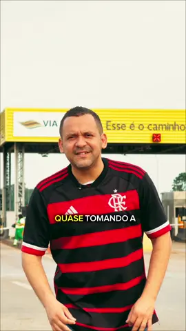 Já não bastava terem prejudicado as pessoas que moram nas proximidades do pedágio, a instalação ainda foi feita no local errado, já que o ponto correto fica na divisa. Agora, para piorar, houve um reajuste de 5,41%, tornando ainda mais difícil a rotina de quem passa por ali todos os dias. Outro problema é a rotatória que está sendo construída: a obra já está atrasada e nem sinal de quando será concluída. Dá pra imaginar o quanto isso está afetando os comerciantes da região. Esperamos que medidas sejam tomadas para evitar que esses problemas se agravem no futuro.