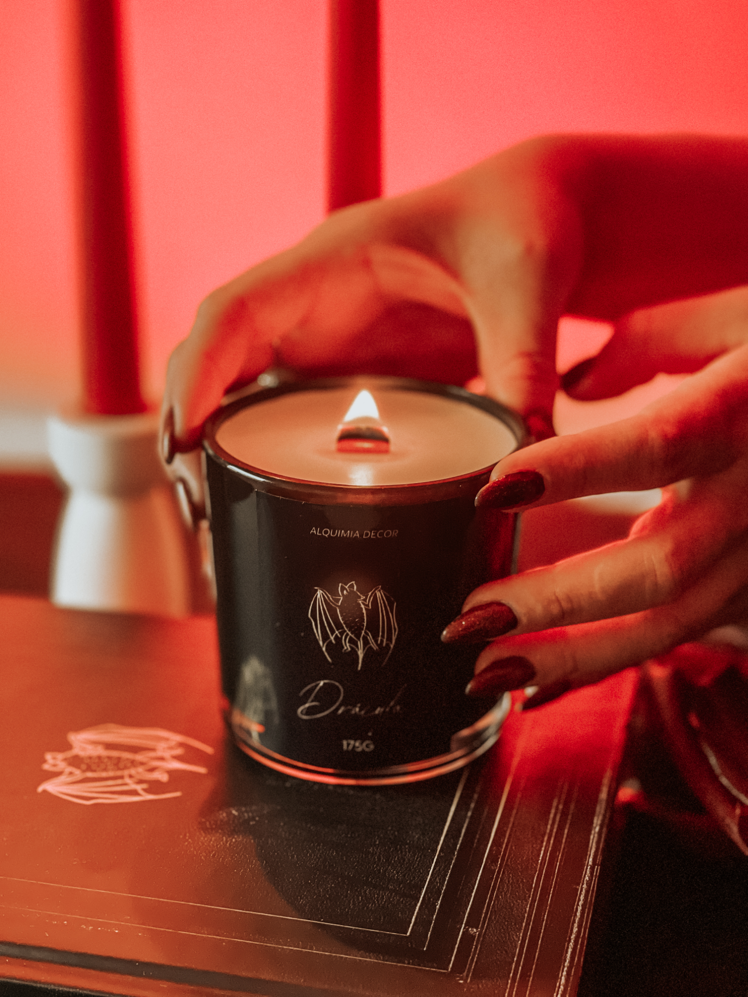 Vela de Halloween com aroma de criação no ar… Hoje a criação foi com uma das minhas ceras preferidas da @pontoquimica — usamos ela pra dar vida a essa vela de abóbora cheia de personalidade e aroma envolvente. ✨ 🕯 E se uma vela pudesse contar uma história? Uma história de suspense, de mistério…Uma história de terror. Essa vela foi inspirada em Drácula, de Bram Stoker, e guarda um segredo:🩸 ela muda de cor quando acesa, revelando um tom vermelho intenso: como se o enredo tomasse forma diante dos seus olhos. A fragrância? Black Vanilla da @azfragrancias.Doce e enigmática, como o próprio conde. Um perfume que envolve… e intriga. 🖤 E já que estamos no clima… A nossa Black November está no ar e as vagas pro curso seguem abertas até o fim do mês com uma condição surpreendente. ✍ Me conta: Que livro ou filme você gostaria de ver transformado em vela?Vamos criar novas histórias juntas. #velaartesanal #velainspirada #historiadevela #jornadadosaromas #dracula #bramstoker #azfragrancias #blackvanilla #velasensorial #blacknovember #inspiraçãoartesanal #fragranciasquecontam #designemvela