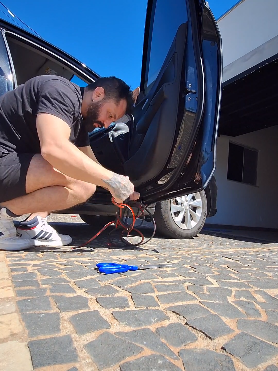 Borracha autoadesiva de Vedação para portas, e portas de carro. Diminuição de ruídos,  impacto e sujeira e ajuda manter o ar condicionado também #borrachadevedacao #borrachaautomotiva 
