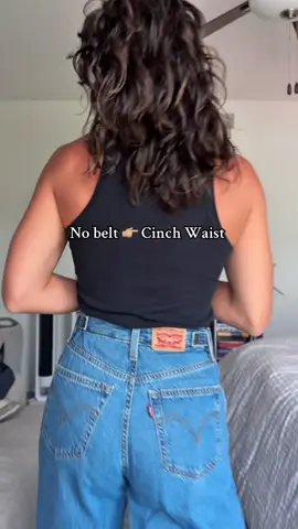 Love me some baggy Levi’s with the cinch waist. 🤩👖 #levijeans 