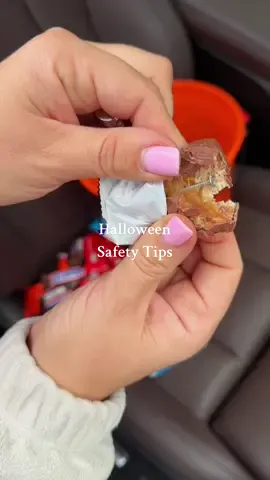 This Halloween, double-check every treat 🍬🎃 Keep your kids safe — it takes only a second to look through the candy bag! 👀 #halloween #momtips #safetyhacks #paretingtips #trickortreat 