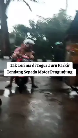 tak Terima Di Tegur Juru Parkir Tendang Sepeda Motor Pengunjung 
