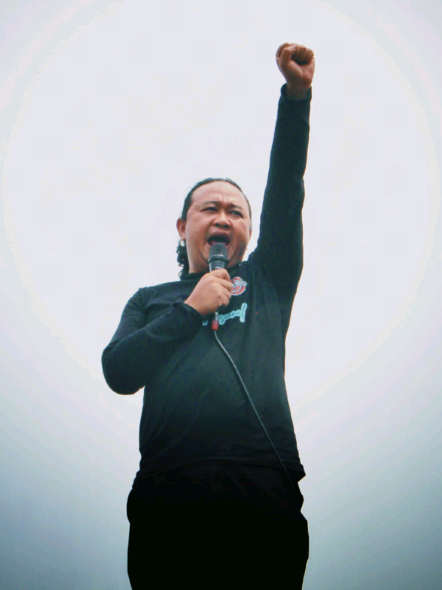 Dari atas mobil komando, suara Guntoro, Ketua Serikat Pekerja PT Multistrada Arah Sarana, terdengar parau menahan emosi. Dalam aksi lanjutan sore ini (30/10), ia menyampaikan kesedihannya yang mendalam atas gelombang pemutusan hubungan kerja (PHK) yang menimpa rekan-rekan pekerja di perusahaan tempat mereka telah mengabdikan diri bertahun-tahun. #spsibekasi #perjuangan #phk #multistrada #michelin 