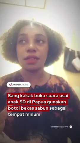 Usai viral seorang anak SD di Papua yang minum dari botol bekas sabun cuci piring akhirnya mendapat klarifikasi dari sang kakak. Melalui akun TikTok @Ploraaaa ia menjelaskan bahwa anak dalam video tersebut adalah adiknya bernama Sipri. Dalam unggahannya, sang kakak mengaku tidak menyangka video itu akan viral dan menimbulkan berbagai tanggapan warganet. Ia juga menyampaikan rasa sedih karena keluarganya dijadikan bahan perbandingan di media sosial. “Jujur aku sebagai kakaknya agak sedih ngelihatnya, keluargaku tuh gak susah loh guys,” ujarnya dengan nada kecewa. Ia menegaskan bahwa keluarganya hidup sederhana namun bukan berarti kekurangan. Menutup klarifikasinya, ia meminta agar warganet tidak memberikan komentar yang merendahkan keluarganya. Sang kakak juga menjelaskan bahwa dirinya kini tengah menempuh kuliah di Bali, sementara adiknya tinggal di Papua. #klarifikasi #sangkakak #anaksd #botolbekas #papua