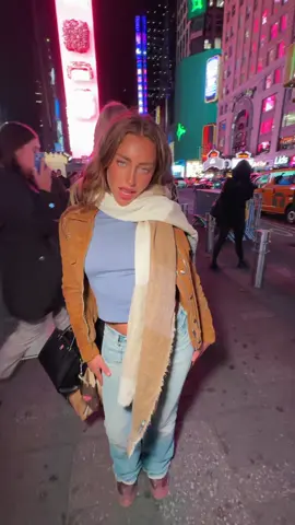 So much is going on #viral #nikiminaj #fyp #nyc #viralvideo @Anna 🪽 