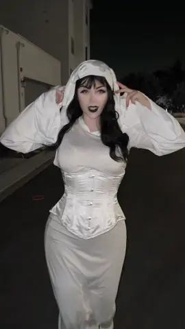 Halloween isn’t ready for us 👻 #gothgirl #halloween #costume @bluewiddowxx 