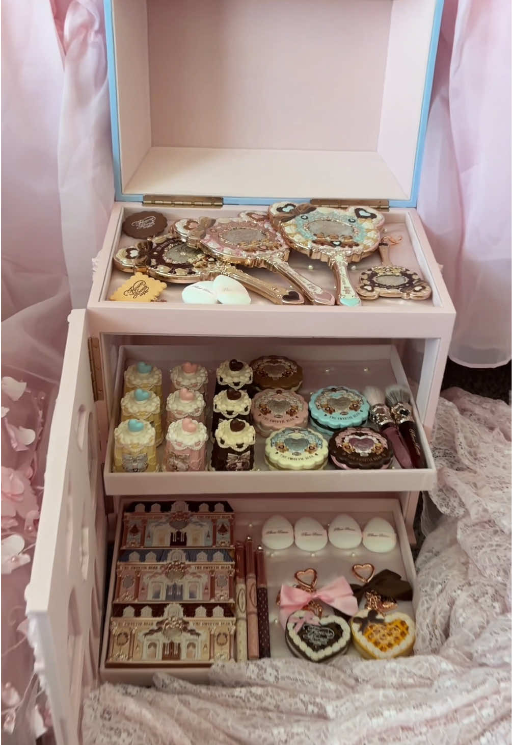 Girly makeup but make it… autumn🍁🐻🍂 Unboxing the Flower Knows Sweetie Bear All-In Gift Set ✨ Use LIZZIEINLACE for an extra 5% off at @Flower Knows Makeup (gift set linked in bio - check out my YT for a full review) #flowerknows #makeupunboxing #coquettemakeup #makeup #giftideasforher 