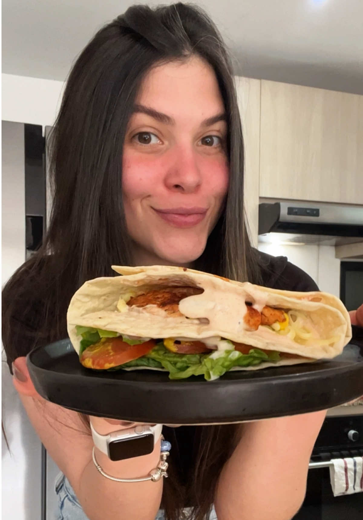 Una idea perfecta para la cena🤤 Deliciosa, fácil y con ingredientes que seguro tienes en casa 🙌🏻 Vamos a necesitar: - Pechuga de pollo en láminas - Sal, pimienta, paprika y ajo en polvo - Tortilla grande - Lechuga, tomate y cebollas caramelizada - Salsa: 2cdas yogur griego + 1 cdta queso crema + un toque de sal, pimienta y paprika Las cebollas caramelizadas:  Cocínalas a fuego bajo tapado la cebolla picada en juliana con un poquito de agua, sal y pimienta hasta que se ablanden y tomen ese color doradito. Si quieres, puedes agregar una pizca de miel 🍯 Luego solo arma tu wrap: salsa + queso + pollo + vegetales + más salsa y cebolla caramelizada 😍 Dóralo por ambos lados hasta que quede crujiente y disfruta 🫶🏻 Guarda esta idea porque te va a sacar de apuros más de una vez 💛  #wrap #saludable #cena #Receta #delicia 