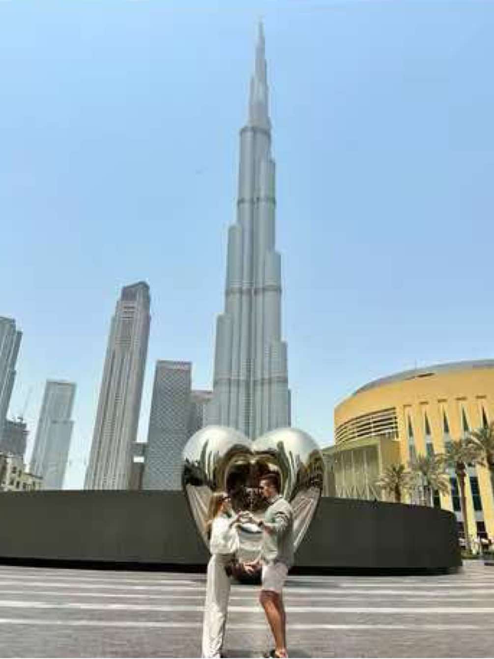 🇦🇪🛍️ A mall with an aquarium, olympic sized ice rink, 1200 world class shops, and direct access to the Burj Khalifa and Dubai Foundation and so much more??? …… say less!!! #DubaiMall @Visit Dubai 