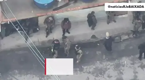 📢 MORADOR GRAVA MOMENTO QUE TRAFICANTES SE CAMUFLARAM, ANTES DA OPERAÇÃO COMEÇAR NO MORRO.  🎥 FONTE: NÃO QUIS NOME EXPOSTO.  #riodejaneiro #trafico #operação #riodejaneiro #like 