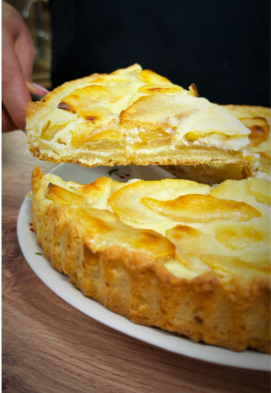 САМЫЙ ВКУСНЫЙ ЯБЛОЧНЫЙ ПИРОГ В МОЕЙ ЖИЗНИ! 🔥 Это самый вкусный яблочный пирог, который я когда-либо пекла! 😍 Мягкий, ароматный, с нежной сметанной заливкой и огромным количеством яблок, которые просто тают во рту! Попробуйте — и вы поймёте, почему Цветаевский яблочный пирог называют легендарным!  🧺 ИНГРЕДИЕНТЫ: 🍏 4–5 средних яблок с лёгкой кислинкой 🥛 250 г сметаны (жирностью не менее 20%) 🧈 100 г сливочного масла 🌾 200 г муки 🍬 130 г сахара 🧁 1 ч. л. разрыхлителя 👩‍🍳 ПРИГОТОВЛЕНИЕ: 1️⃣ Растопите сливочное масло  2️⃣ В миске смешайте 160 г муки, разрыхлитель, растопленное масло, 30 г сахара и 2 ст. л. сметаны  3️⃣ Замесите тесто и сформируйте шар  4️⃣ Распределите тесто по форме, поднимая бортики  5️⃣ Яблоки очистите, нарежьте ломтиками и выложите на тесто  6️⃣ Для заливки смешайте яйцо , 100 г сахара, оставшуюся сметану и 2 ст. л. муки — получится нежный крем  7️⃣ Залейте яблоки и выпекайте при 180 °C около 45–50 минут  Приятного аппетита! 😋  #яблочныйпирог #цветаевскийпирог #цветаевскийяблочныйпирог #шарлотка #домашняявыпечка #домашнийпирог #пирог #пирогизяблок #вкусныйпирог 