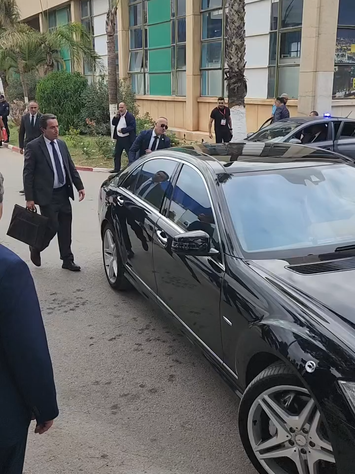 بالفيديو | السيد عزوز ناصري، رئيس مجلس الأمة، والسيد إبراهيم بوغالي، رئيس المجلس الشعبي الوطني، يشرعان في زيارة للطبعة 28 لمعرض الجزائر الدولي للكتاب 2025، بقصر المعارض، الصنوبر البحري، الجزائر العاصمة.