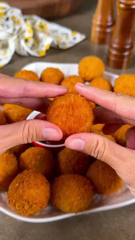 Ərzaqlar: 1 diş xırda doğranmış sarımsaq 1/2 ədəd soğan 1/2ədəd qırmızı şirin bibər 1/2ədəd yaşıl şirin bibər 2 ədəd bişmiş kartof 3 stəkan bişmiş düyü (1,5 stəkan düyü+4 stəkan qaynar su+1 çay qaşığı duz+1 çay qaşığı kərə yağı) 2 x.q. qarğıdalı nişastası  1/2 ç.q. oregano 1/2 ç.q. pul bibər Duz, qara istiot 1 ç.q. paprika 1 x.q. doğranmış keşniş 200-250 qr. Gauda və ya mozzarella pendiri Qızartmaq üçün duru yağ Bulamac: 1 stəkan un (və ya qarğıdalı nişastası) 3/4 stəkan su (suyu az-az əlavə edin, videodakı qatılıqda olmalıdır.  1/3 çay qaşığı duz 1/2 çay qaşığı paprika 1,5 stəkan panko (quru çörək içi qırıntısı) Terefdaslıq VÖEN: 1003159872 Faktiki Ünvan: Bakı ş. Binəqədi r-n, 9 mkr, H.Babaşov küç, ev 12, m.18 Tel: +99412 412 64 57 #reseptiktok #metbex #tiktokaz #fypシ゚ #fypage 