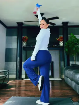 De todos los leggings de G4Free que he recibido, este Lightning Edge azul navy se robó mi corazón 💙 Lo pedí en talla small y me quedó perfecto, como hecho a la medida. Súper cómodo, con bolsitas laterales y una tela que se ajusta sin apretar. Ideal para mis rutinas de abdomen y cualquier challenge 🔥 @G4Free Store  #tiktokmademebuyit #G4Free #blackfriday #ActiveWear #workoutoutfit 