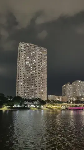 Bờ Hồ Linh Đàm với chiếc view rất chill và nhiều cơm choá  Bạn đã từng ngồi nơi đây chưa ? #langthanghanoi #holinhdam #hanoi #xh #hanoivedem 