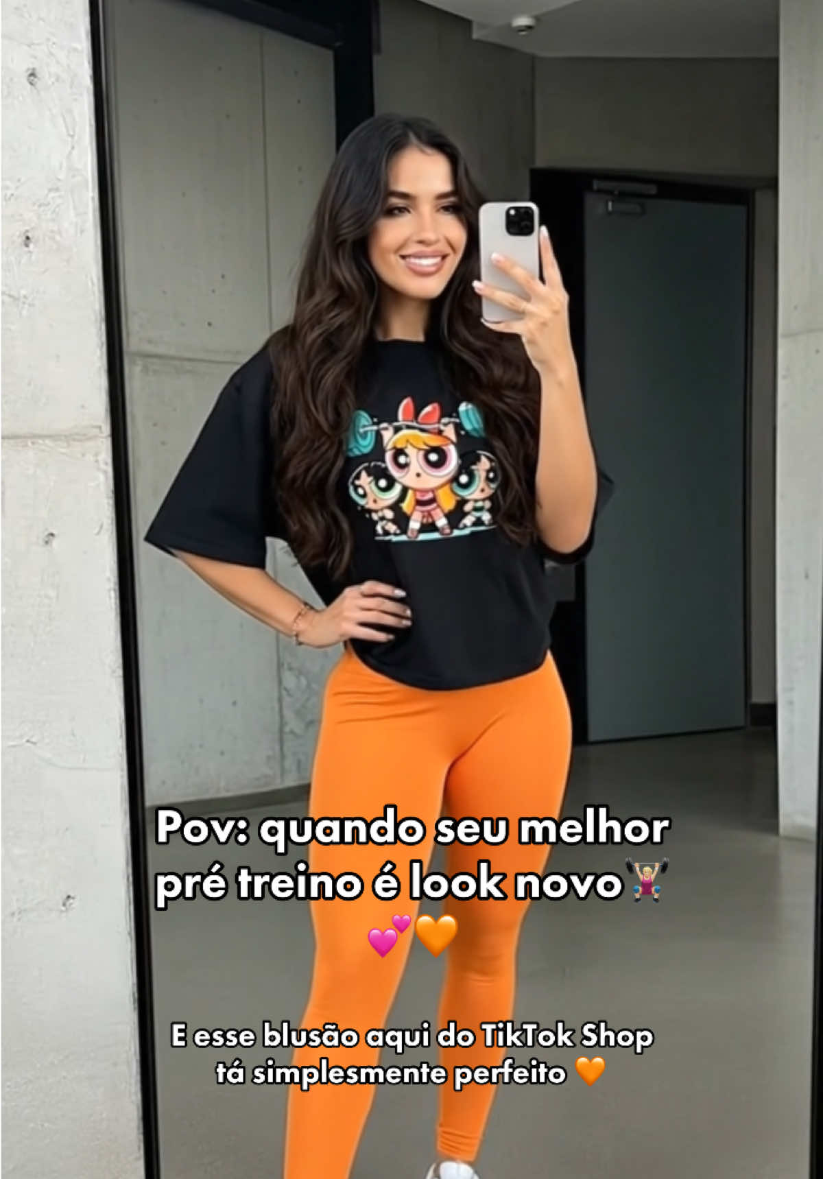 Quem mais é assim? 😂 Um look novo já dá vontade de treinar o dobro! Esse blusão é aquele tipo de peça que junta conforto + estilo 😍 Perfeito pra academia, pro dia a dia ou pra ficar linda até no pós-treino. ✨ Tá disponível na sacolinha 🛍️  clica aí e garante o seu! #creatorsearchinsight #viraltiktok #lookfitness #gym #academia 